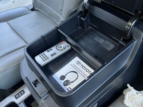 Used 2013 Toyota Sequoia Platinum image 27