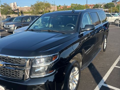 Used 2015 Chevrolet Suburban LT w/ Luxury Package image 4