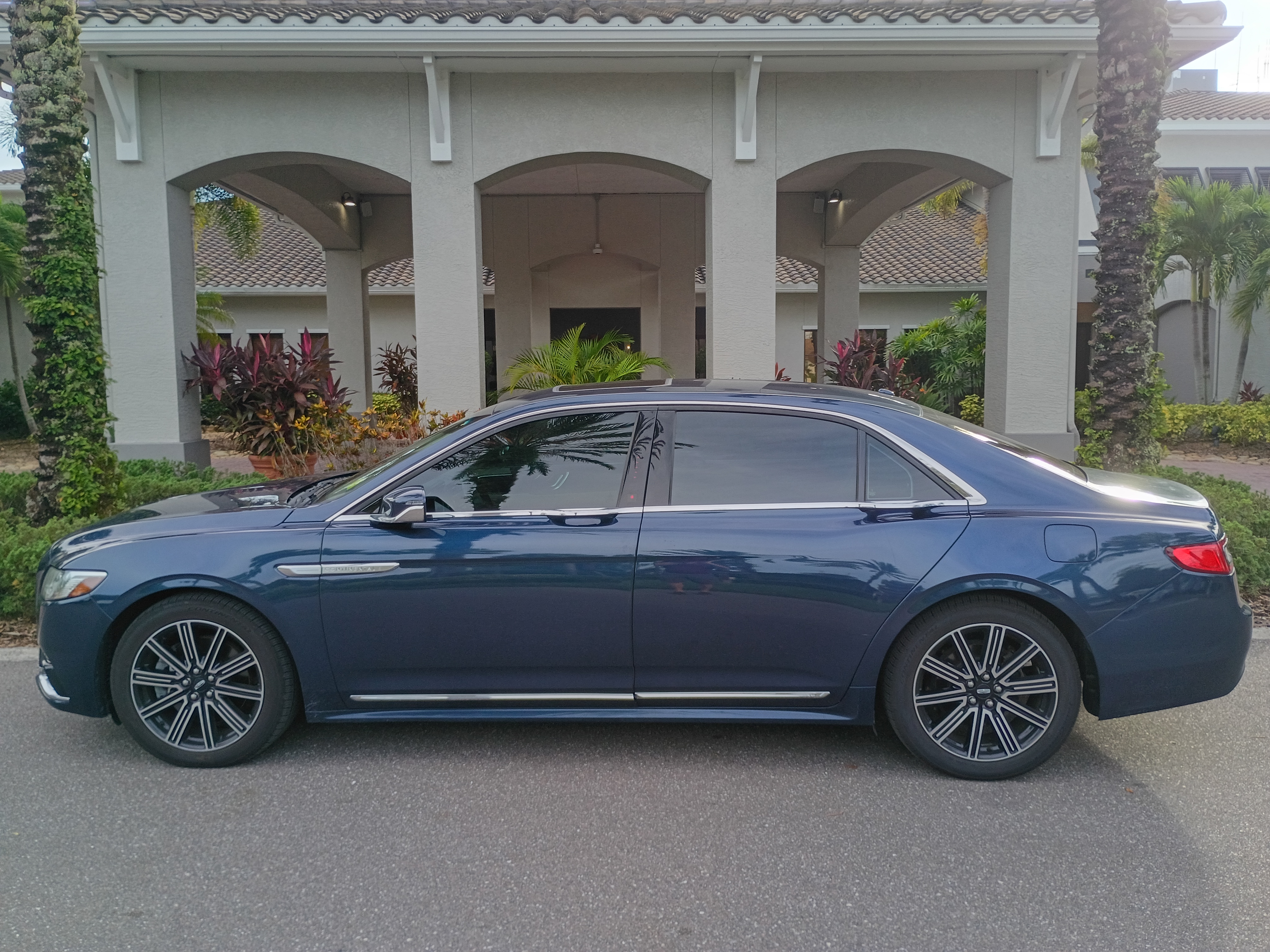 Used 2017 Lincoln Continental Reserve w/ Climate Package AWD/4WD image 4