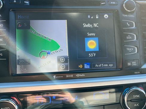 Used 2017 Toyota Highlander XLE image 10