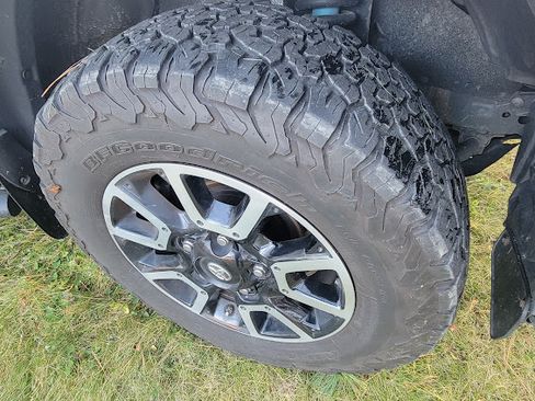 Used 2018 Toyota Tundra SR5 w/ TRD Off Road Package image 14