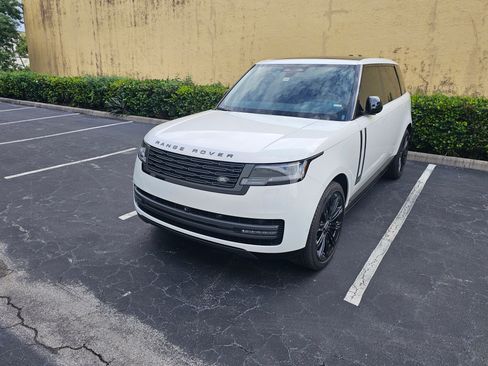 Used 2024 Land Rover Range Rover Long Wheelbase SE image 4