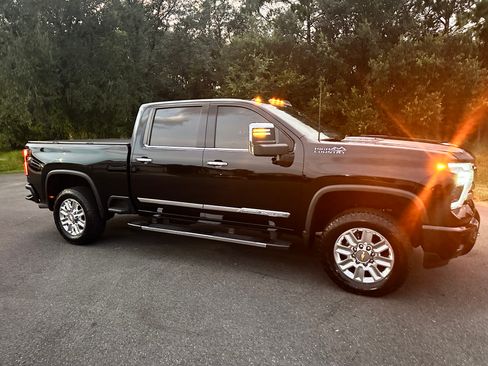 Used 2024 Chevrolet Silverado 2500 High Country w/ High Country Premium Package AWD/4WD image 4