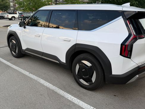 Used 2025 Kia EV9 Wind AWD/4WD image 4