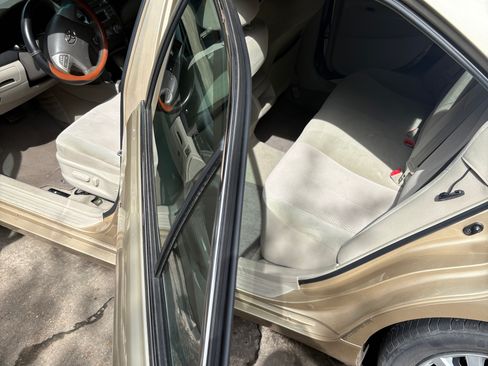 Used 2011 Toyota Camry LE FWD image 5