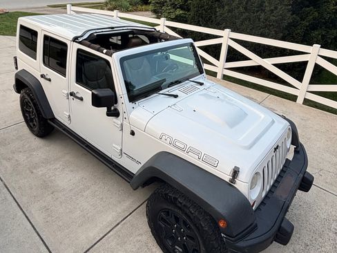 Used 2013 Jeep Wrangler Unlimited Sahara AWD/4WD image 8