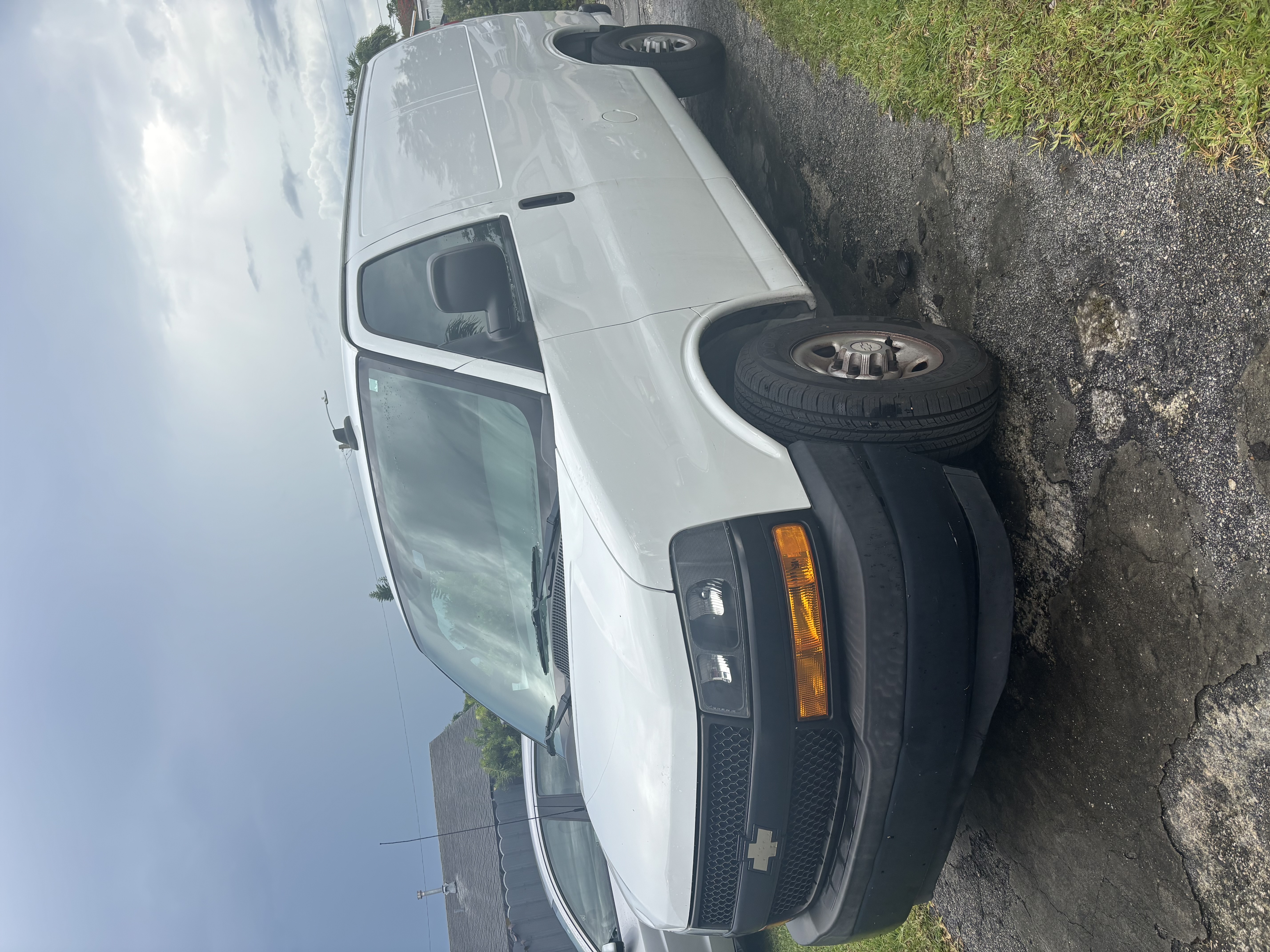Used 2018 Chevrolet Express 2500 w/ Driver Convenience Package RWD image 2