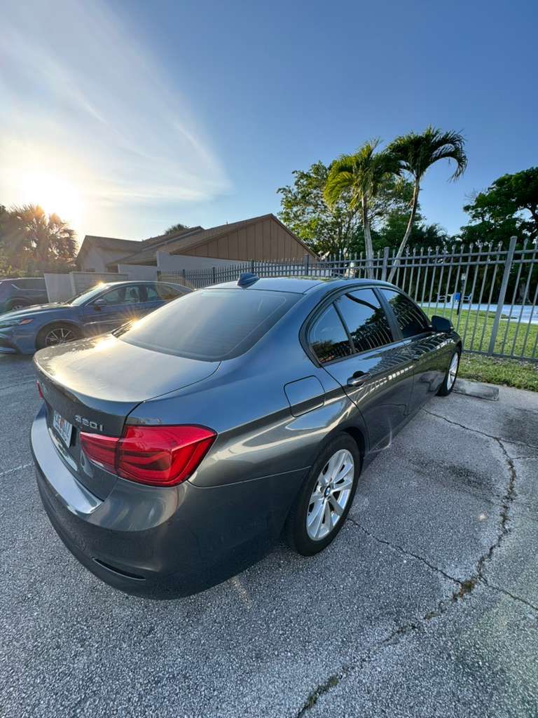 Used 2018 BMW 320i Sedan w/ Convenience Package RWD image 4