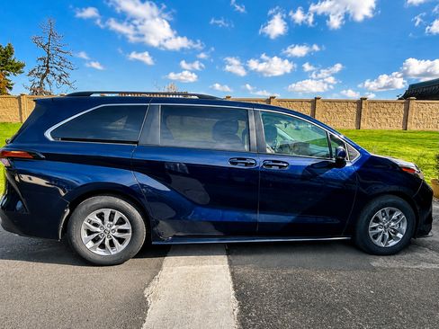 Used 2022 Toyota Sienna LE AWD/4WD image 1