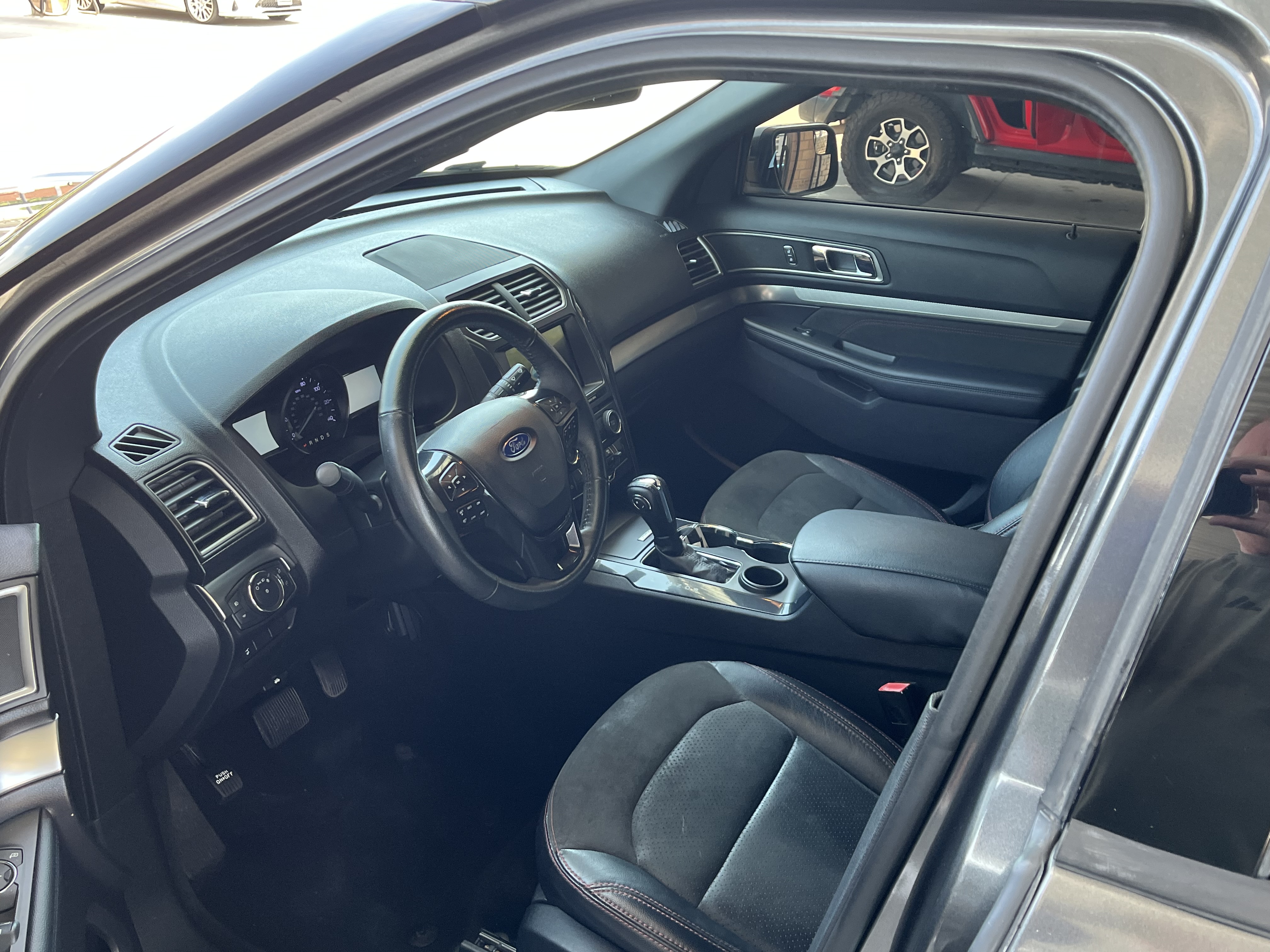 Used 2018 Ford Explorer XLT w/ Equipment Group 202A FWD image 5
