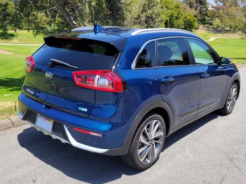 Used 2017 Kia Niro Touring w/ Advanced Technology Package image 9