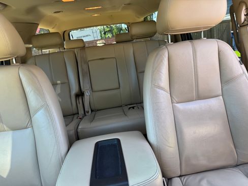 Used 2010 GMC Yukon XL SLT w/ SLT-2 Equipment Package AWD/4WD image 10