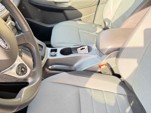 Used 2016 Ford Escape SE w/ Equipment Group 201A image 2