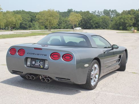 Used 2004 Chevrolet Corvette Coupe w/ Roof Package RWD image 2