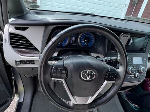 Used 2017 Toyota Sienna XLE w/ XLE Navigation Package FWD image 20