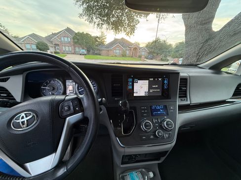 Used 2017 Toyota Sienna XLE Premium FWD image 18