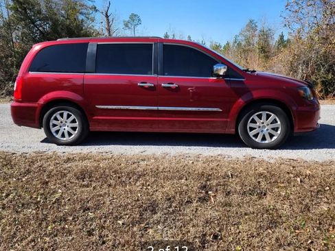 Used 2012 Chrysler Town & Country Touring-L w/ Driver Convenience Group image 12