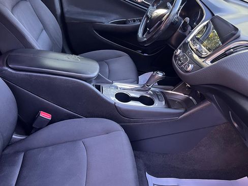 Used 2018 Chevrolet Malibu LT image 2