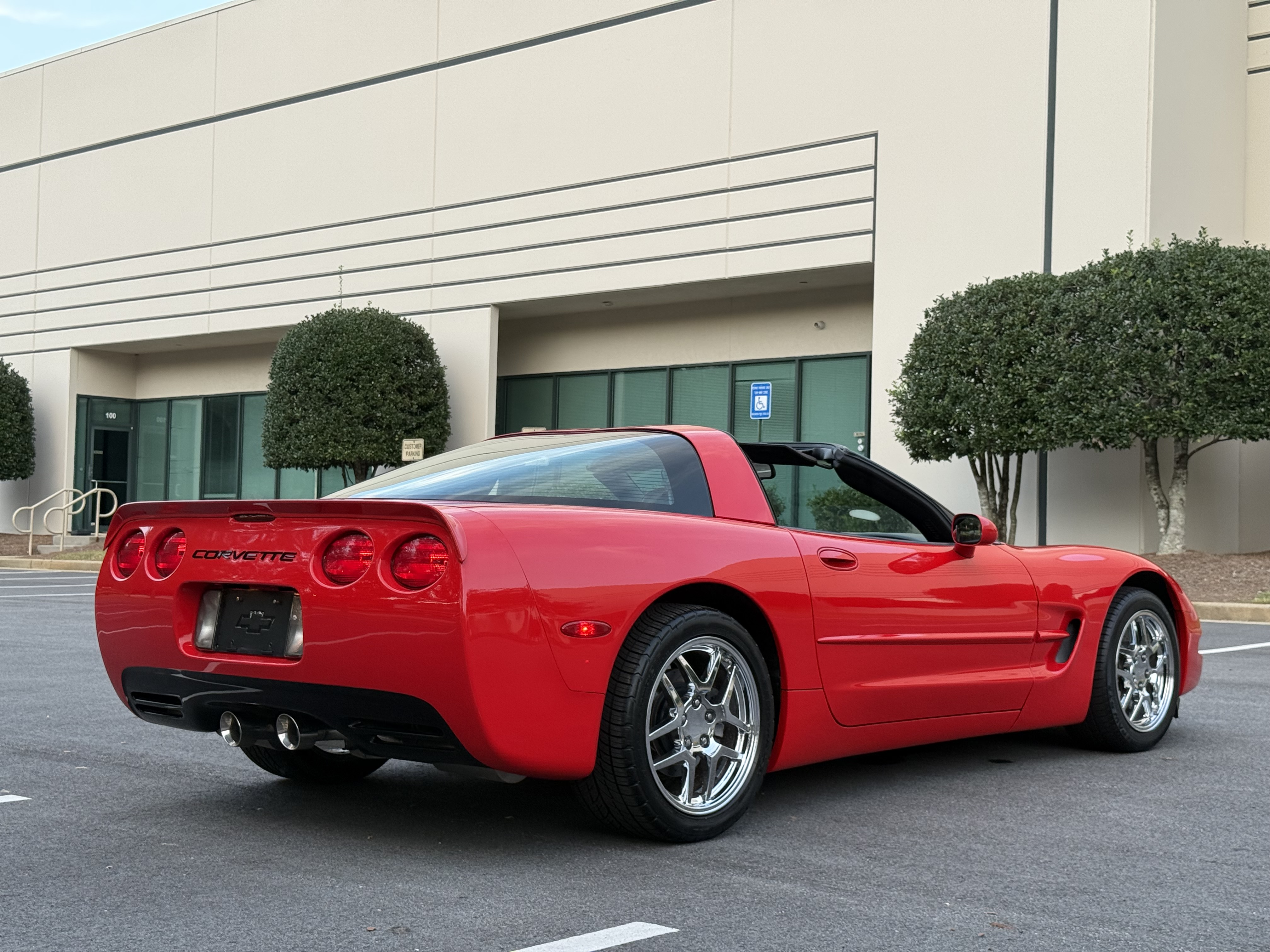 Used 2004 Chevrolet Corvette Coupe w/ Preferred Equipment Group RWD image 13