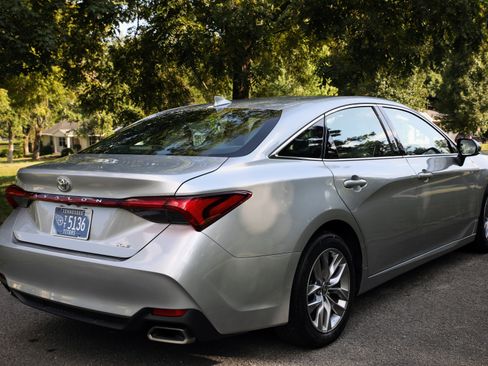 Used 2021 Toyota Avalon XLE w/ Moonroof Package FWD image 4