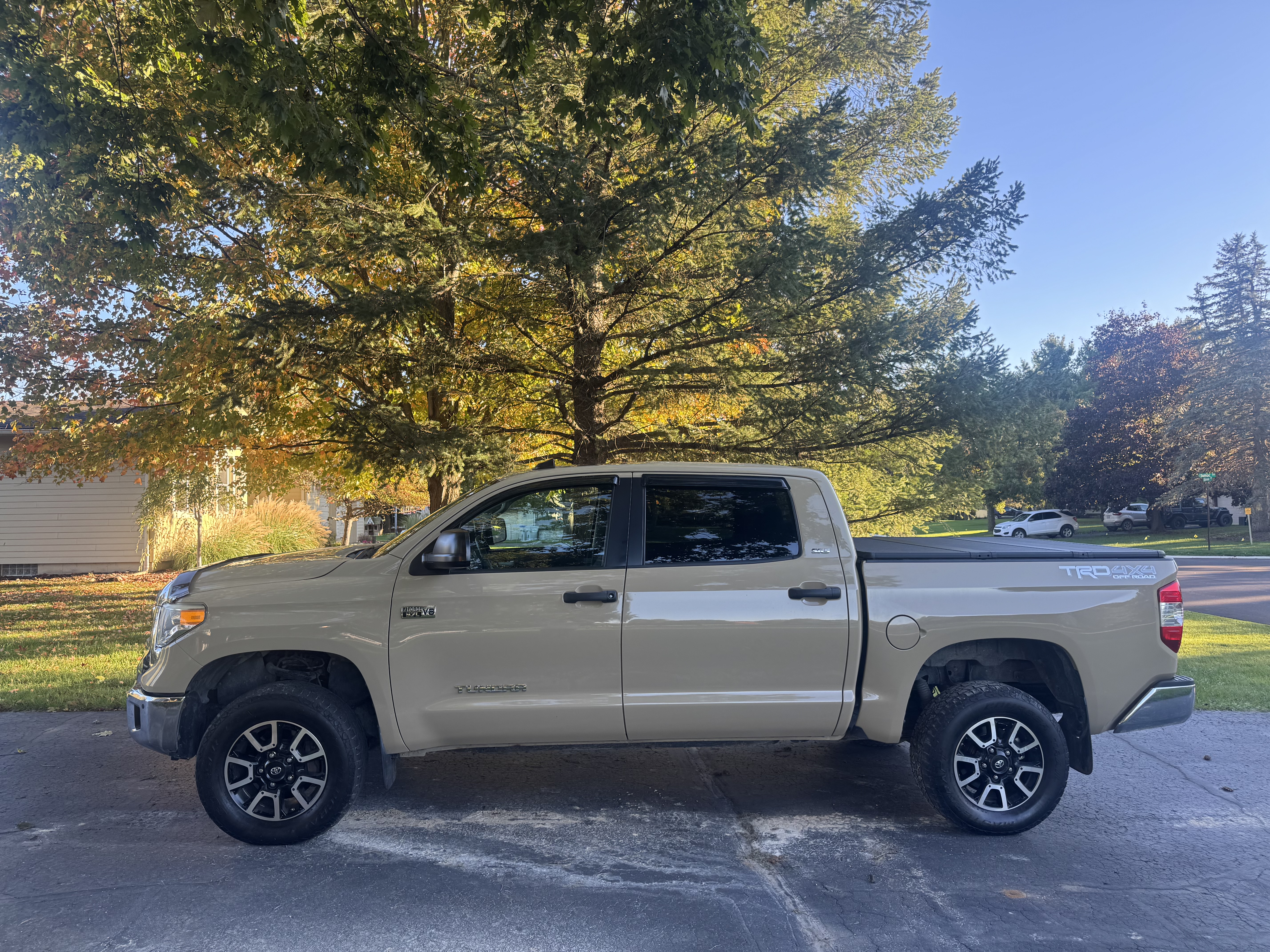 Used 2017 Toyota Tundra SR5 AWD/4WD image 4