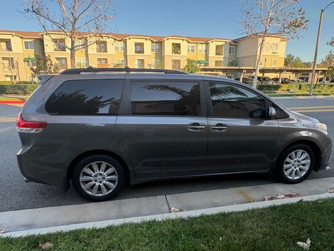 Used 2012 Toyota Sienna Limited image 2