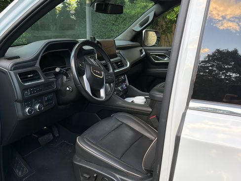 Used 2022 GMC Yukon XL SLT w/ SLT Premium Package AWD/4WD image 2