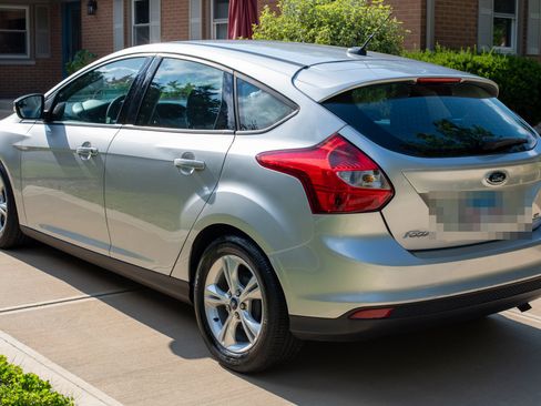 Used 2013 Ford Focus SE w/ SE Winter Pkg FWD image 4
