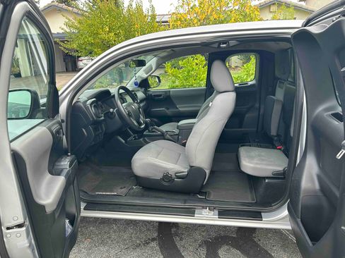 Used 2017 Toyota Tacoma 4x4 Access Cab image 10
