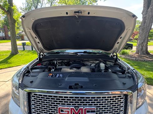Used 2015 GMC Yukon XL SLT w/ Open Road Package AWD/4WD image 9