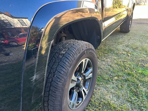 Used 2018 Toyota Tacoma TRD Sport image 15