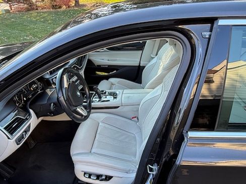 Used 2017 BMW 740i xDrive image 11