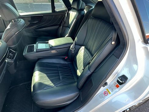 Used 2018 Lexus LS 500h w/ Luxury Package image 15