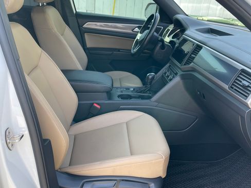 Used 2020 Volkswagen Atlas Cross Sport SE w/ Panoramic Sunroof Package image 10