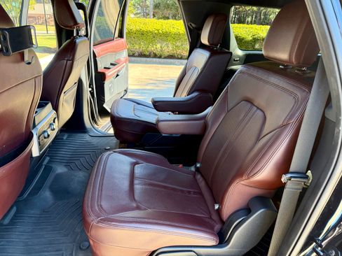 Used 2022 Ford Expedition Max Limited image 9