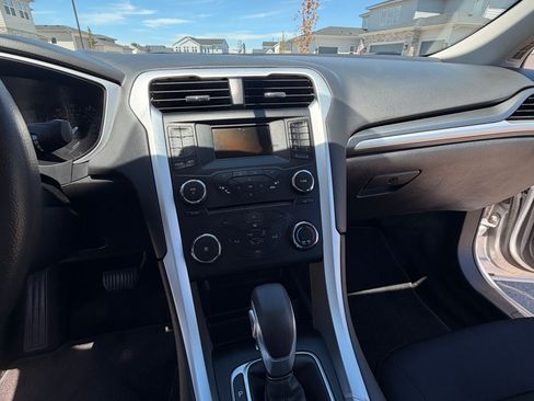 Used 2014 Ford Fusion SE FWD image 16