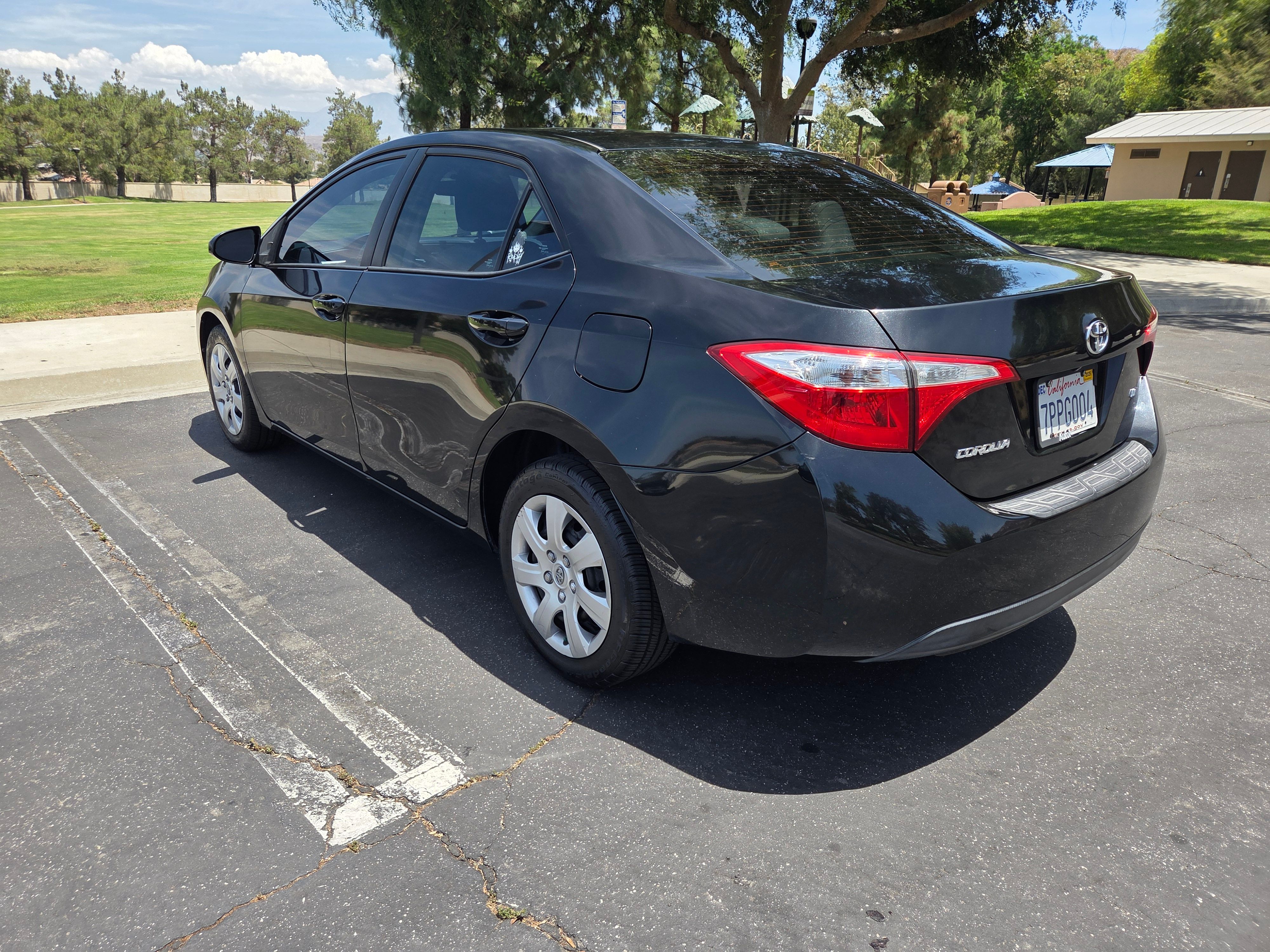 Used 2016 Toyota Corolla LE FWD image 2