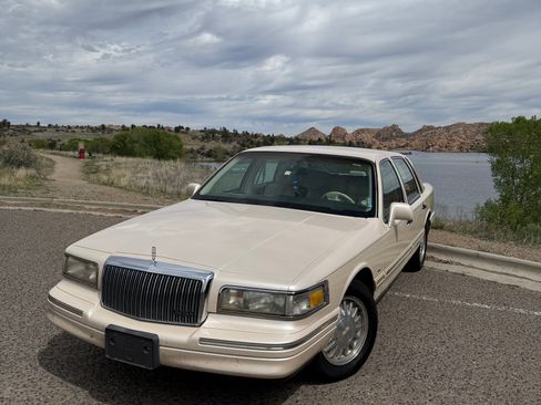 Used 1996 Lincoln Town Car Cartier image 1