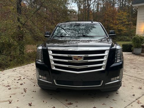 Used 2018 Cadillac Escalade Premium Luxury image 8