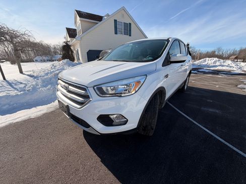 Used 2017 Ford Escape SE image 2