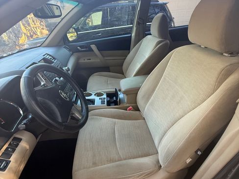 Used 2012 Toyota Highlander Limited w/ Tech Pkg image 6