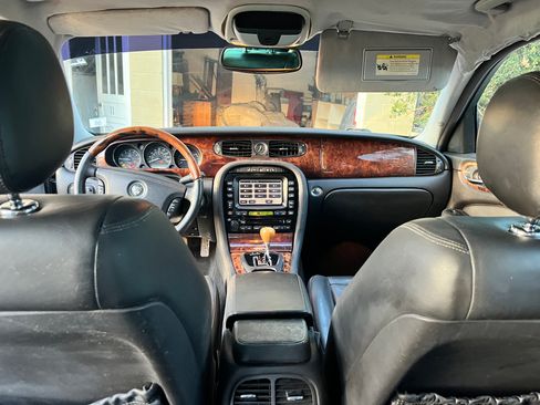 Used 2005 Jaguar XJ8 image 10