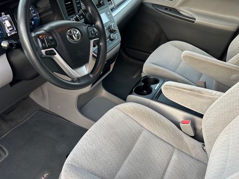 Used 2018 Toyota Sienna LE FWD image 19