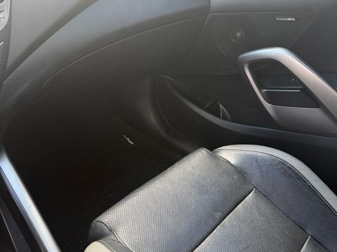 Used 2016 Hyundai Veloster Turbo FWD image 11