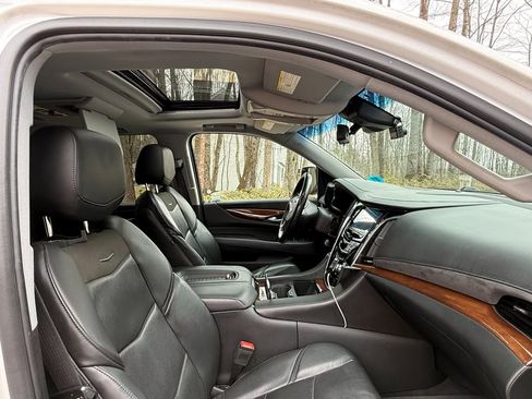 Used 2019 Cadillac Escalade ESV Luxury image 10