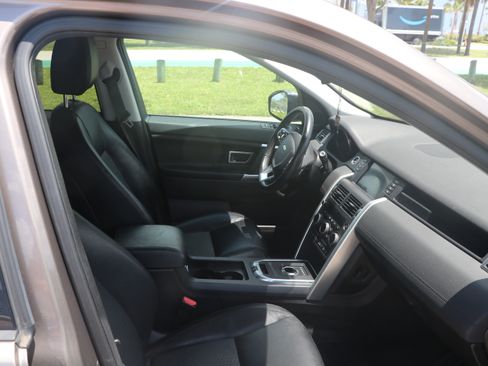 Used 2017 Land Rover Discovery Sport SE AWD/4WD image 13