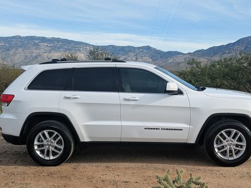 Used 2017 Jeep Grand Cherokee Laredo w/ Quick Order Package 2BE image 2