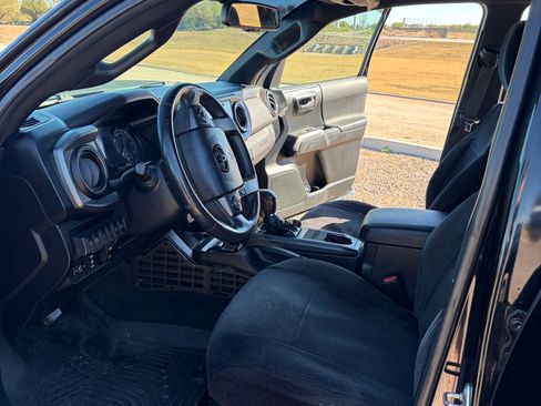 Used 2016 Toyota Tacoma TRD Off-Road w/ Premium & Technology Package image 16