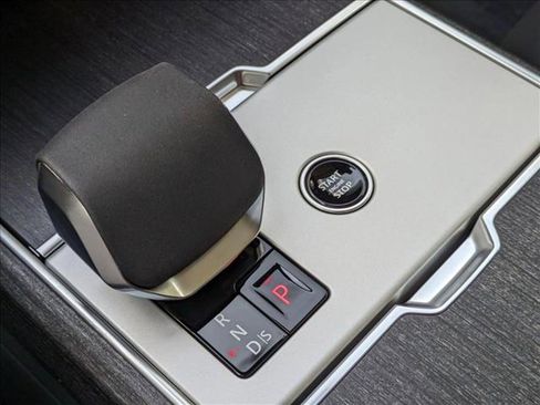 Used 2025 Land Rover Range Rover SE image 11