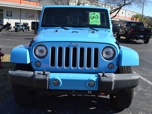 Used 2017 Jeep Wrangler Unlimited Sahara w/ Connectivity Group image 4